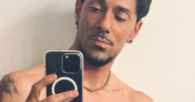 Emanuel Lo ci regala una foto dove mostra pettorali e adominali super scolpiti