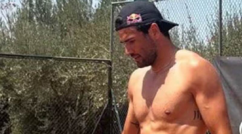 Matteo Berrettini torna in campo senza maglietta e in pantaloncini