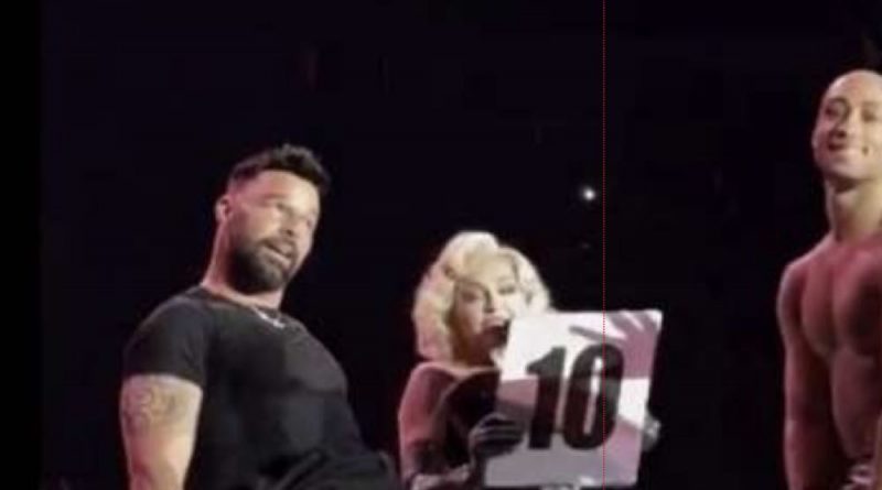 Il durello di Ricky Martin esplode sul palco con Madonna quando i ballerini lo stuzzicano
