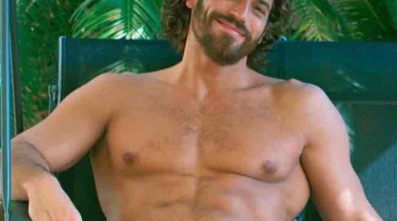 Anche in palestra Can Yaman con i pantaloncini stretti ci mostra la punta del...