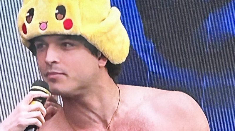 Leo Gassman a petto nudo sul palco del concerto del primo maggio