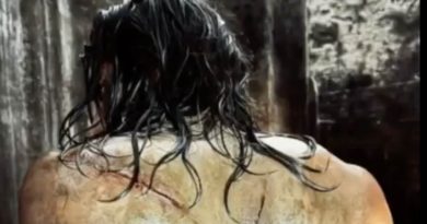 Can Yaman di schiena ci fa impazzire: guizzano i muscoli e lui sembra più Tarzan che Sandokan