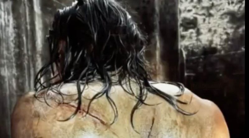 Can Yaman di schiena ci fa impazzire: guizzano i muscoli e lui sembra più Tarzan che Sandokan