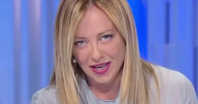 Chi veste Giorgia Meloni look e stilista della premier