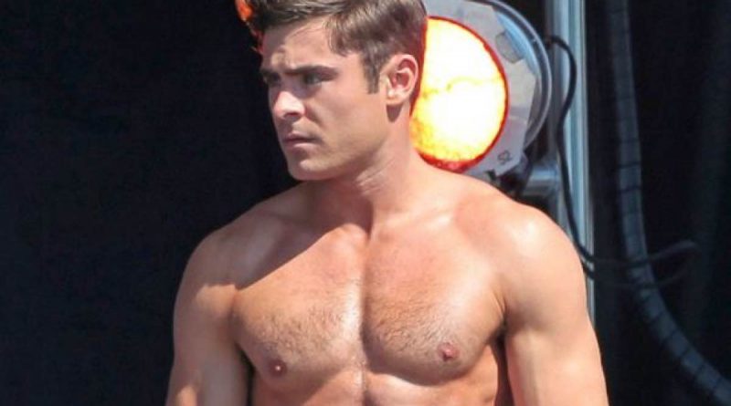 Zac Efron con le mani in pasta si aggiusta lo zizi e torna protagonista