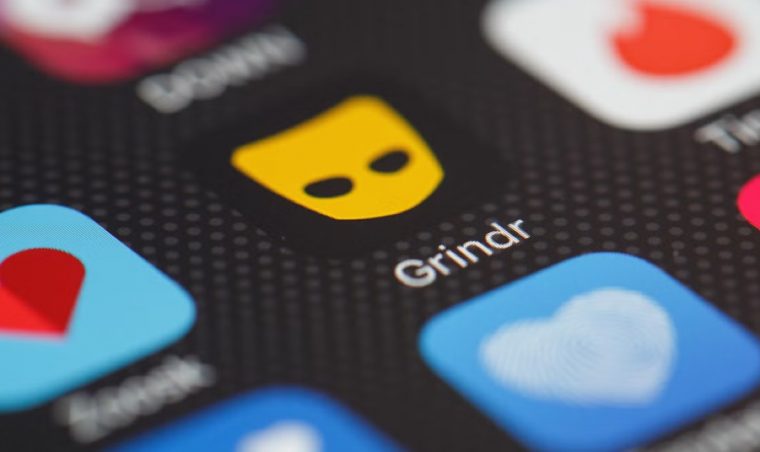Grindr bloccata nel villaggio olimpico di Parigi: basta incontri e outing sgradevoli