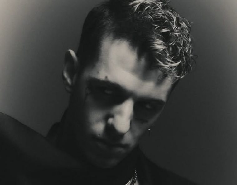 Achille lauro abito stilista Sanremo 2025, chi lo veste e look