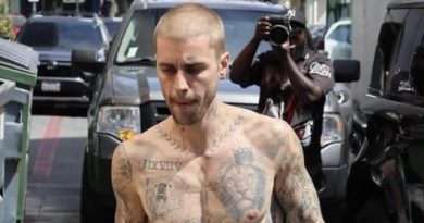 Justin Bieber sempre più magro, shirtless e tatuaggi in giro per strada