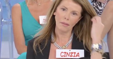 Cinzia è una delle dame del Trono Over di Uomini e Donne, il celebre dating show di Canale 5 condotto da Maria De Filippi. Nonostante la sua crescente popolarità nel programma, molte informazioni sulla sua vita privata rimangono riservate. DiLei +6 ComingSoon.it +6 Facebook +6 🏠 Origini e vita privata Cinzia risiede a Salerno, in Campania, e ha un figlio adolescente. Non ha condiviso pubblicamente dettagli sul suo stato civile o sulla sua professione, mantenendo un profilo discreto al di fuori del contesto televisivo. IlSussidiario.net +3 IlSussidiario.net +3 ComingSoon.it +3 ComingSoon.it 🎙️ Presenza a Uomini e Donne Nel programma, Cinzia si è distinta per la sua eleganza, pacatezza e dialettica raffinata. Ha avuto brevi frequentazioni con i cavalieri Francesco e Flavio, ma è con Sebastiano che ha instaurato una conoscenza più profonda, concedendogli l'esclusiva. IlSussidiario.net +1 IlSussidiario.net +1 ℹ️ Età, altezza e peso Attualmente, non sono disponibili informazioni ufficiali sull'età, l'altezza o il peso di Cinzia. Tuttavia, si stima che abbia circa cinquant'anni.