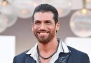 La pagella del look di Can Yaman a Venezia: la grande stroncatura per il divo turco