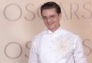 Pedro Pascal nuovo look agli Oscar 2026 ma tutti si chiedono:”E’ gay?”